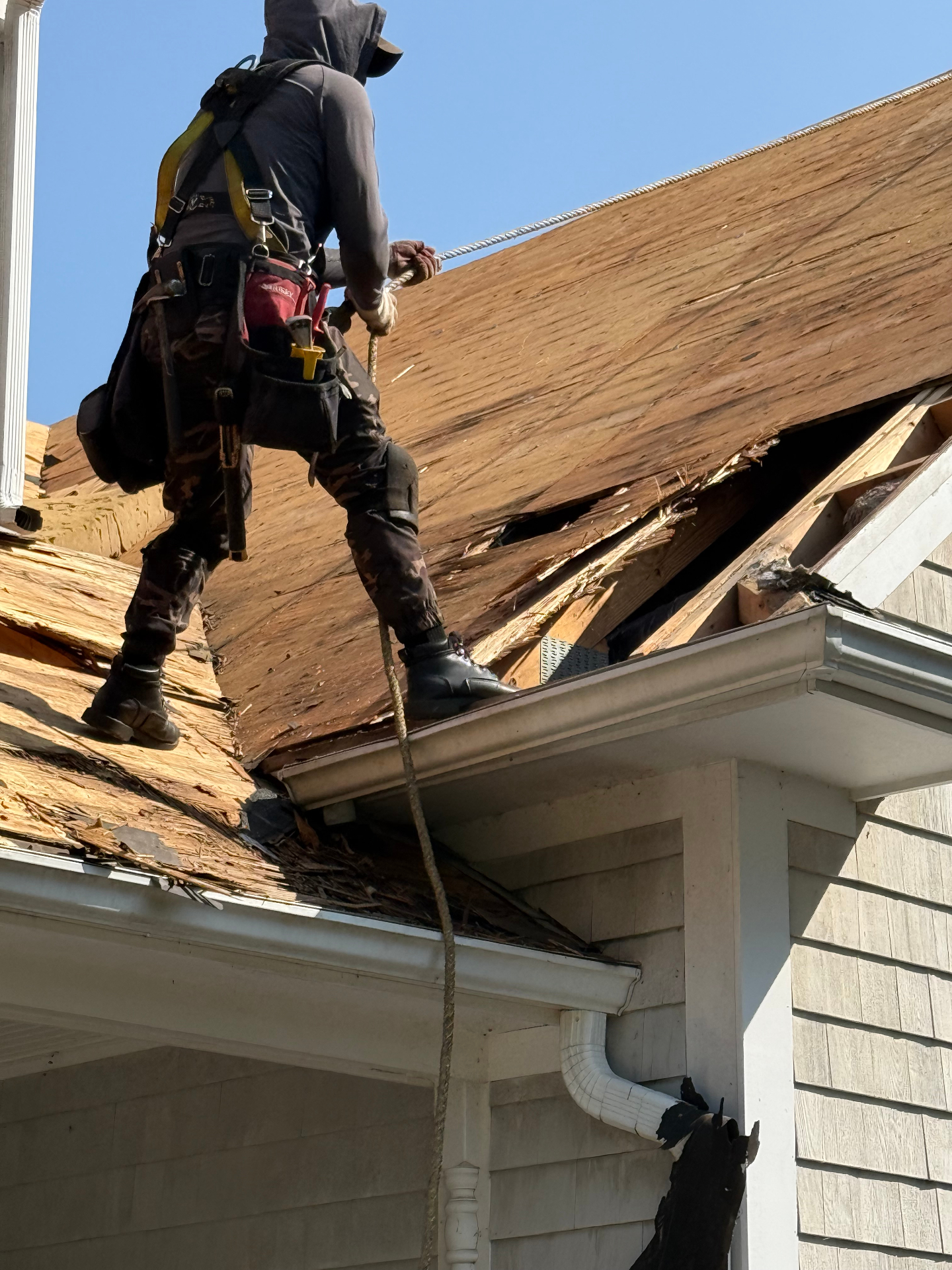 How to Tell If Your Roof Needs Replacement: 8 Warning Signs